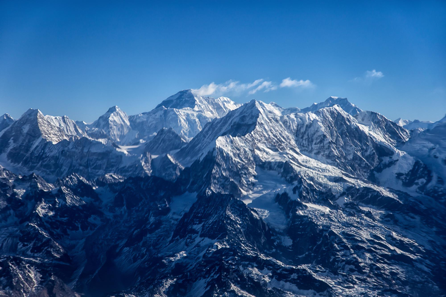 Peste trei sute de cadavre ale exploratorilor au inceput sa apara pe muntele Everest