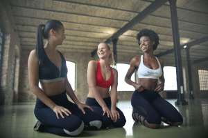 Echipamentul de fitness – Din ce ar trebui să fie compusă ținuta ta pentru antrenamente