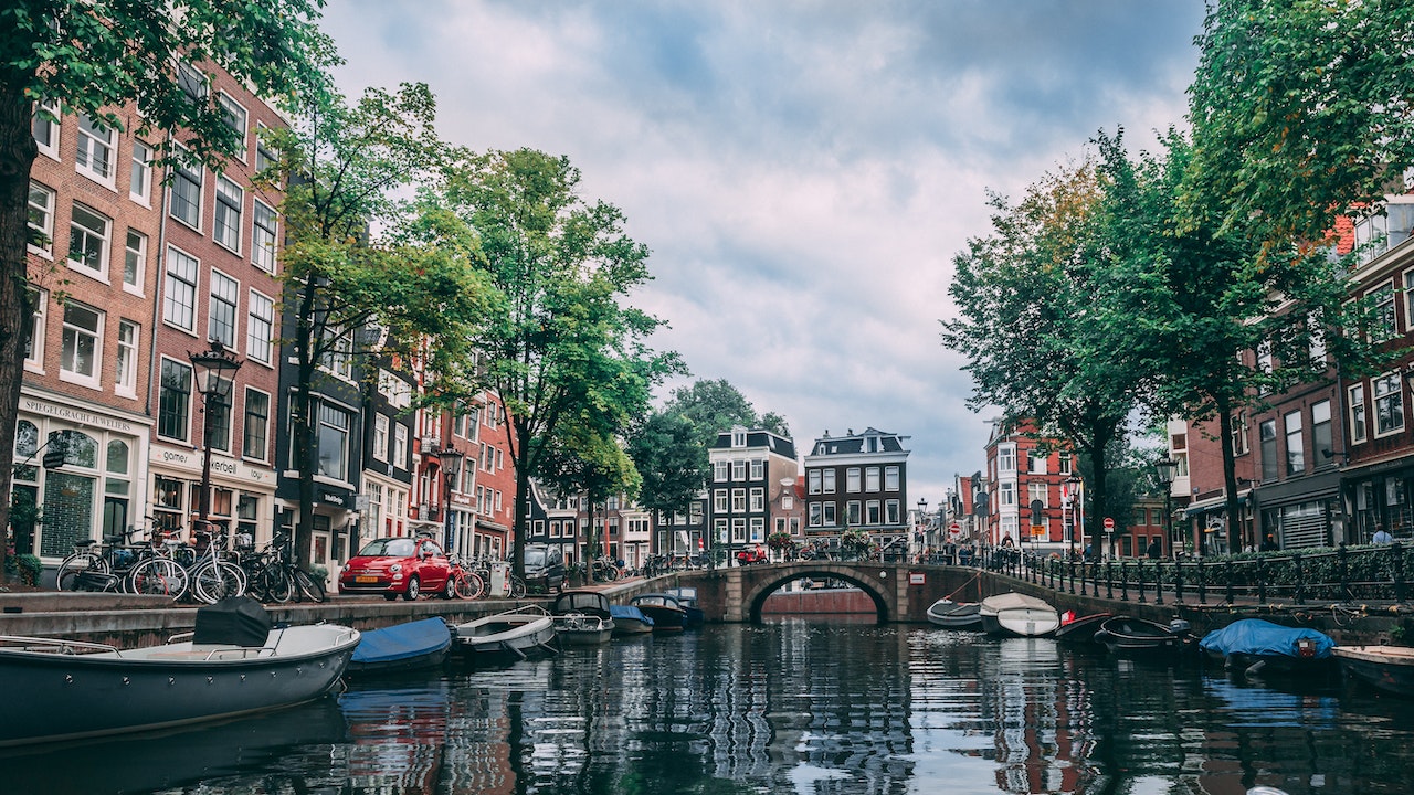 Turul celor mai interesante cartiere ale Amsterdamului: de la centrul istoric la cartierele boeme