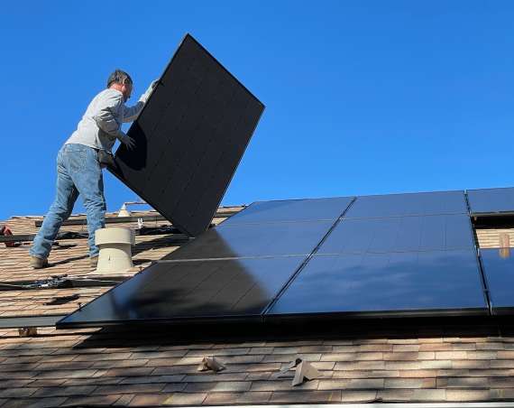 Curiozități despre panourile fotovoltaice pe care trebuie să le cunoști dacă te gândești să le montezi pe casa ta