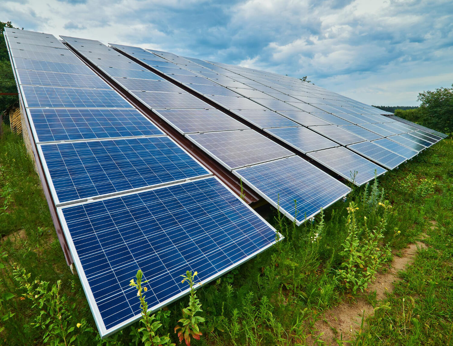 Stocarea Energiei Fotovoltaice: Alegerea Corectă a Bateriilor Sistemului Tău