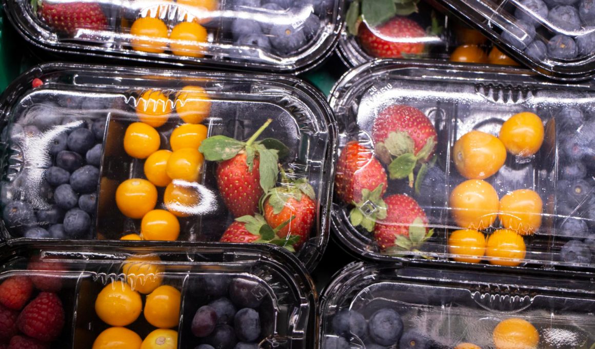 Cum se ambalează fructele în cutii de plastic?