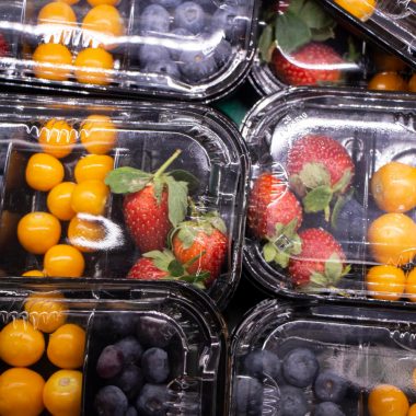 Cum se ambalează fructele în cutii de plastic?