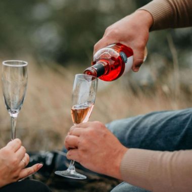 Cum se servește corect vinul rosé? Temperatură, pahar și momente ideale